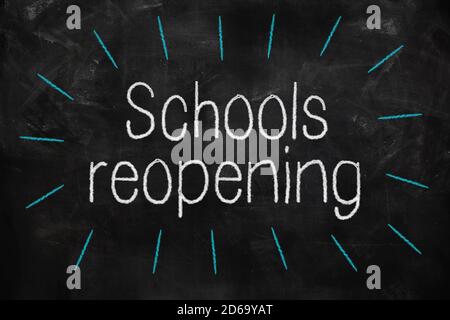 Réouverture des écoles avec de la craie blanche et bleue sur le tableau noir en classe Banque D'Images