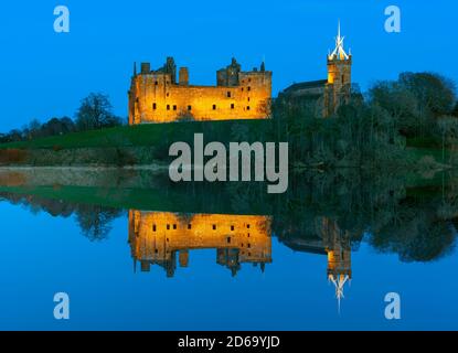 Soirée de réflexion du palais de Linlithgow dans le lac, Linlithgow, Écosse, Royaume-Uni Banque D'Images