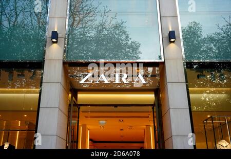 Vue extérieure d'une chaîne de magasins Zara sur Königsallee à Düsseldorf. Banque D'Images