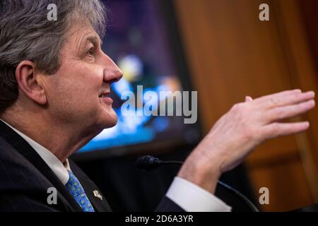 Le sénateur des États-Unis John Neely Kennedy (républicain de Louisiane) prononce des remarques lors de l'audience de confirmation de la nomination de la juge Amy Coney Barrett à la Commission judiciaire du Sénat sur Capitol Hill à Washington, DC, USA, 15 octobre 2020. Barrett a été nommé par le président Donald Trump pour combler le poste vacant laissé par la juge Ruth Bader Ginsburg qui est décédé en septembre.Credit: Shawn thew / Pool via CNP | utilisation dans le monde entier Banque D'Images