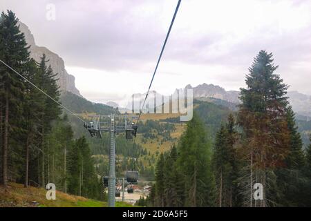 Vue depuis le téléphérique jusqu'au village dans les montagnes et les Dolomites en Italie. Mise au point sélective Banque D'Images