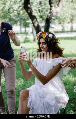 Belle mariée faisant le selfie pendant la session de maquillage Banque D'Images