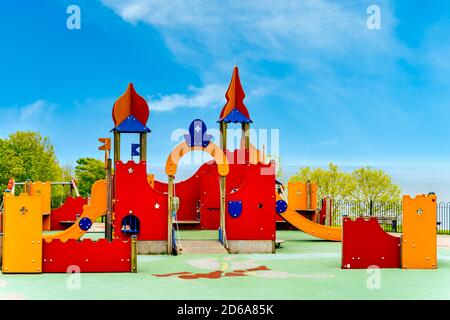 En plein air, en bois public, jeux d'enfants colorés comme le fort ou le château avec la mer d'Irlande et le ciel bleu en arrière-plan, Ardgillan, Irlande Banque D'Images