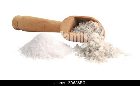Sel grossier et sel raffiné isolés sur fond blanc. Banque D'Images