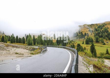 Chaussée glissante et humide dans les montagnes. Matin brumeux dans les Dolomites. Italie. Mise au point sélective Banque D'Images