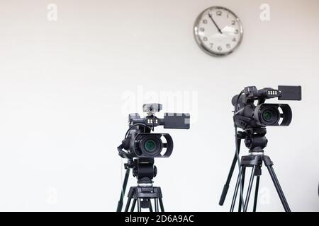 Deux caméscopes professionnels sur trépied. Caméra Panasonic. Isolé sur fond blanc Banque D'Images