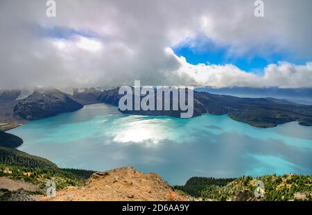 Sentier Panorama Ridge dans le parc provincial Garibaldi, C.-B. La vue aérienne sur le lac turquoise entouré de montagnes enneigées. Ciel nuageux. Banque D'Images