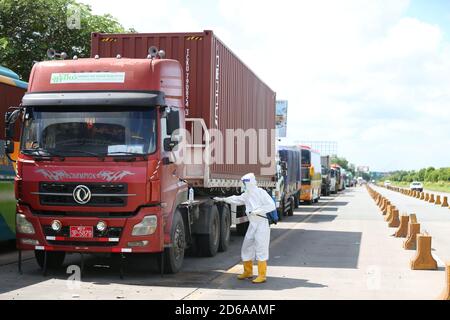 Yangon, Myanmar. 15 octobre 2020. Un volontaire désinfecte un camion sur une autoroute à Yangon, au Myanmar, le 15 octobre 2020. Le nombre total de cas de COVID-19 au Myanmar est passé à 32,531 à partir de jeudi, selon un communiqué du Ministère de la santé et des sports. Credit: U Aung/Xinhua/Alamy Live News Banque D'Images