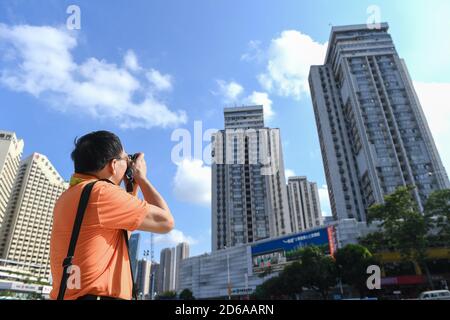 (201015) -- SHENZHEN, 15 octobre 2020 (Xinhua) -- Yang Hongxiang prend des photos de la Maison de Hongling à Shenzhen, dans la province de Guangdong, au sud de la Chine, 22 septembre 2020. Yang avait travaillé comme correspondant militaire avec les premiers ingénieurs de combat qui ont été les pionniers de la construction de la zone économique spéciale de Shenzhen (SEZ). Avec des photos et des histoires, il a documenté le changement rapide de Shenzhen -- des immeubles de haute élévation qui se sont multipliés par des terres arides, des avenues battues qui remplacent les routes de terre, des installations publiques telles que le musée, le théâtre et l'aéroport qui se levent de zéro. 'Il y a quarante ans, j'enregistrais ce ci Banque D'Images