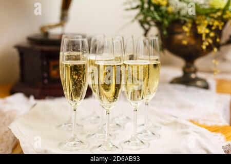 Un verre de vin sur une table Banque D'Images