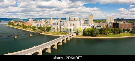 Harrisburg, Pennsylvanie, panorama sur les drones par une journée ensoleillée. Banque D'Images