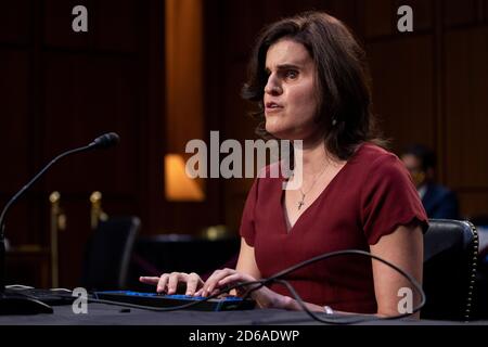 Washington, DC, États-Unis. 15 octobre 2020. Laura Wolk, ancienne étudiante de la juge Amy Coney Barrett, participe à l'audience de confirmation du juge Barrett, nommé à la Cour suprême, devant la Commission judiciaire du Sénat à Capitol Hill à Washington, DC, Etats-Unis, le 15 octobre 2020. Barrett a été nommé par le président Donald Trump pour combler le poste vacant laissé par le juge Ruth Bader Ginsburg qui est décédé en septembre.Credit: Shawn thew/Pool via CNP | usage dans le monde crédit: dpa/Alay Live News Banque D'Images