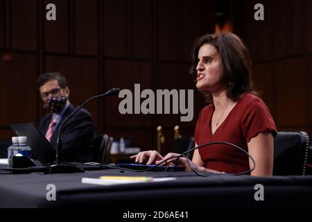 Washington, DC, États-Unis. 15 octobre 2020. Laura Wolk, ancienne étudiante de la juge Amy Coney Barrett, participe à l'audience de confirmation du juge Barrett, nommé à la Cour suprême, devant la Commission judiciaire du Sénat à Capitol Hill à Washington, DC, Etats-Unis, le 15 octobre 2020. Barrett a été nommé par le président Donald Trump pour combler le poste vacant laissé par le juge Ruth Bader Ginsburg qui est décédé en septembre.Credit: Shawn thew/Pool via CNP | usage dans le monde crédit: dpa/Alay Live News Banque D'Images