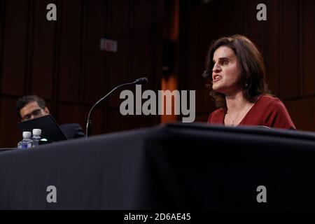 Washington, DC, États-Unis. 15 octobre 2020. Laura Wolk, ancienne étudiante de la juge Amy Coney Barrett, participe à l'audience de confirmation du juge Barrett, nommé à la Cour suprême, devant la Commission judiciaire du Sénat à Capitol Hill à Washington, DC, Etats-Unis, le 15 octobre 2020. Barrett a été nommé par le président Donald Trump pour combler le poste vacant laissé par le juge Ruth Bader Ginsburg qui est décédé en septembre.Credit: Shawn thew/Pool via CNP | usage dans le monde crédit: dpa/Alay Live News Banque D'Images