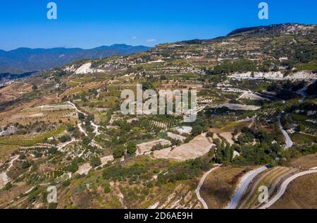 Vue aérienne de la cave de vinification Kolios située dans le village de Statos-Ayios Fotios dans la région de Paphos, Chypre. Banque D'Images