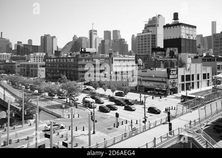 New York, États-Unis - 17 août 2015 : photo en noir et blanc du paysage urbain de Manhattan lors d'une journée ensoleillée d'été. Banque D'Images