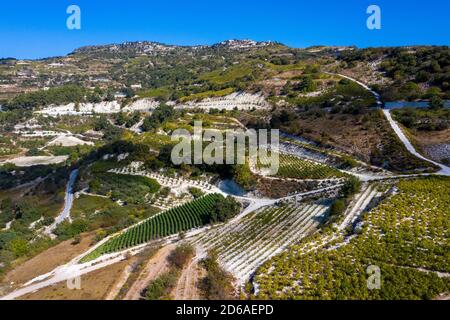 Vue aérienne de la cave de vinification Kolios située dans le village de Statos-Ayios Fotios dans la région de Paphos, Chypre. Banque D'Images