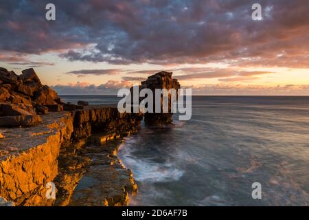 Portland Bill, Dorset, Royaume-Uni. 15 octobre 2020. Météo Royaume-Uni. Les nuages sombres et les rochers illuminés par le coucher du soleil à Pulpit Rock à Portland Bill sur la Dorset Jurassic Coast. Crédit photo : Graham Hunt/Alamy Live News Banque D'Images