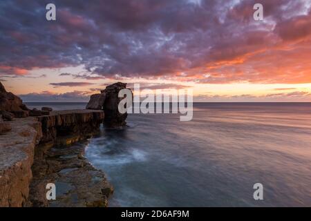 Portland Bill, Dorset, Royaume-Uni. 15 octobre 2020. Météo Royaume-Uni. Les nuages s'allument en rouge au coucher du soleil à Pulpit Rock à Portland Bill sur la côte jurassique Dorset. Crédit photo : Graham Hunt/Alamy Live News Banque D'Images