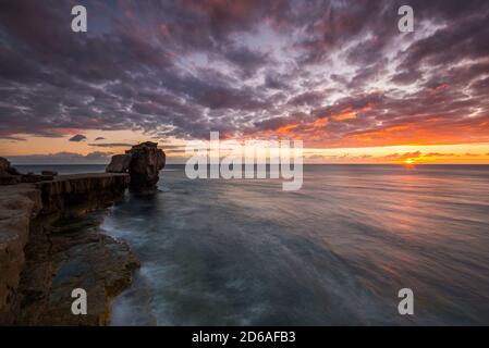 Portland Bill, Dorset, Royaume-Uni. 15 octobre 2020. Météo Royaume-Uni. Les nuages s'allument en rouge au coucher du soleil à Pulpit Rock à Portland Bill sur la côte jurassique Dorset. Crédit photo : Graham Hunt/Alamy Live News Banque D'Images