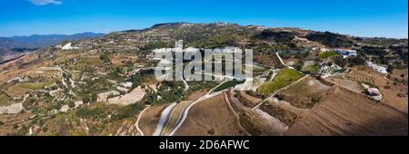 Vue aérienne de la cave de vinification Kolios située dans le village de Statos-Ayios Fotios dans la région de Paphos, Chypre. Banque D'Images