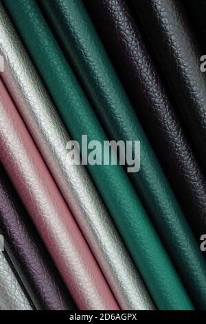 Cuir artificiel, tissus pour le rembourrage de canapés, fauteuils et autres meubles. Palette de couleurs en gros plan en cuir éco. Échantillons de similicuir de d Banque D'Images
