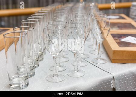 Ensemble de verres à vin vides dans une rangée, fond blanc. Faites la fête dans un restaurant Banque D'Images