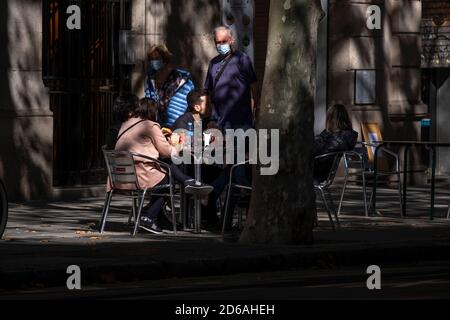 Les clients d'une terrasse de bar sur la rue Ronda de Sant Pera sont vus apprécier leurs boissons quelques heures avant la fermeture obligatoire.le gouvernement catalan commande à partir de ce soir la fermeture totale des bars, restaurants et terrasses en raison de l'augmentation des infections de Covid19 en Catalogne, pouvoir servir uniquement des plats à emporter. Banque D'Images