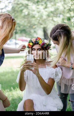 Belle mariée faisant le selfie pendant la session de maquillage Banque D'Images