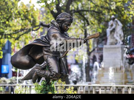 Londres, Royaume-Uni. 15 octobre 2020. Une nouvelle statue de Harry Potter Quidditch à Leicester Square, Londres, a rejoint les huit autres statues de film déjà exposées dans le cadre de scènes sur The Square. Crédit : Brett Cove/SOPA Images/ZUMA Wire/Alay Live News Banque D'Images