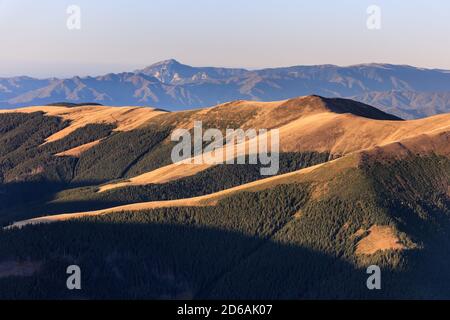 Lever du soleil dans les montagnes de Fagaras, Roumanie. En arrière-plan Cozia Mountains. Banque D'Images