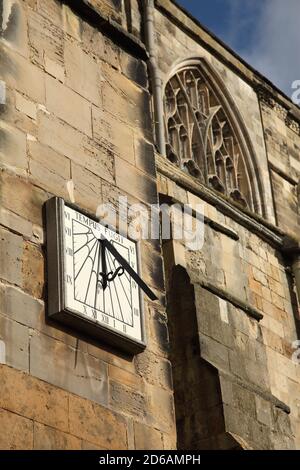 Sundial sur le côté de l'église prieuré de St Mary, classée première année, Bridlington, Yorkshire, Royaume-Uni. Banque D'Images