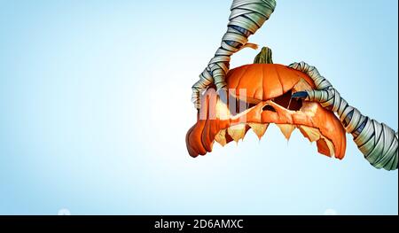 Maman monster halloween citrouille creepy main tenant une tête de citrouille Jack o lantern c'est comme un symbole de l'horreur et halloween rituel saisonnier. Banque D'Images