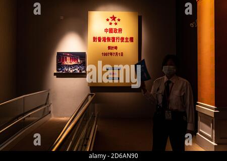 Hong Kong, Chine. 15 octobre 2020. Un agent de sécurité portant un masque facial près d'une exposition.l'exposition permanente « Hong Kong Story », située au Musée d'Histoire de Hong Kong, sera fermée plus tard ce mois-ci en raison d'une importante rénovation. Crédit : SOPA Images Limited/Alamy Live News Banque D'Images