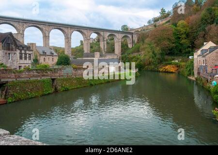 Dinan France -05 novembre 2014: Vue sur le viaduc de Dinan Lanvallay à Port Dinan, port pittoresque de la ville médiévale de Dinan sur la RIV Banque D'Images