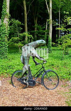 Pêchez sur un vélo - la sculpture en bronze de Steven Gregory. Banque D'Images