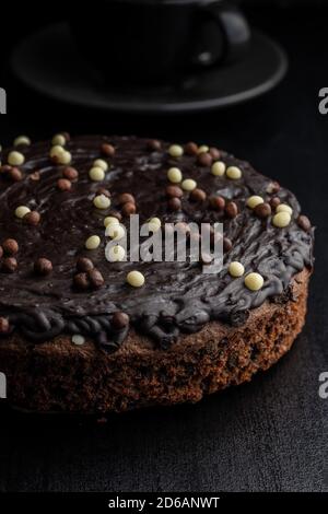 Gâteau au chocolat sur table noire. Banque D'Images