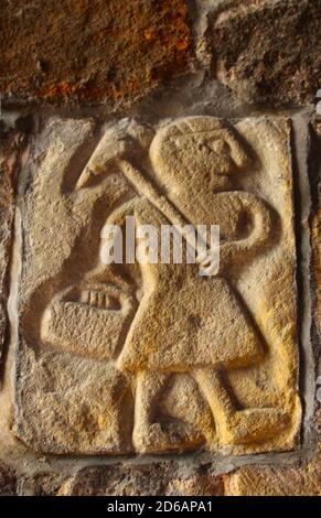 C'est l'homme de Bonsall, une ancienne sculpture d'un meneur dans l'église St Mary Wirksworth, Derbyshire. Banque D'Images