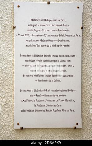 La plaque commémorative de l'ouverture du Musée de La libération de Paris sur le mur de la cour du musée.Paris.France Banque D'Images