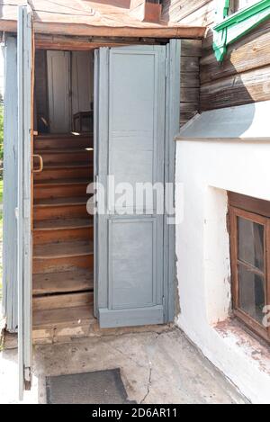 Entrée de la maison rustique, portes dans la maison de campagne Banque D'Images