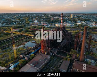 Equipement de haut fourneau de l'usine métallurgique, vue aérienne de drone Banque D'Images