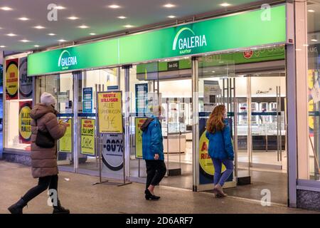 Dortmund, NRW, Allemagne. 15 octobre 2020. Le grand magasin Galeria Kaufhof de Westenhellweg, qui fait partie de la chaîne de magasins fusionnée Galeria Karstadt Kaufhof, a fermé ses portes 3 jours avant sa fermeture. Plus de 60 grands grands magasins traditionnels ferment leurs portes, y compris ce magasin à Dortmund et le magasin du siège social de Karstadt à Essen. La chaîne bien connue est aux prises avec l'incertitude économique dans la grande rue et maintenant les pertes liées au coronavirus. Credit: Imagetraceur/Alamy Live News Banque D'Images