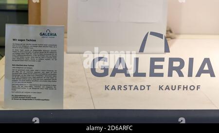 Dortmund, NRW, Allemagne. 15 octobre 2020. Une lettre du personnel, remerciant les clients et notant un avenir incertain. Le département Galeria Kaufhof de Westenhellweg, qui fait partie de la chaîne de magasins fusionnée Galeria Karstadt Kaufhof, a conclu une vente 3 jours avant sa fermeture pour de bon. Plus de 60 grands magasins traditionnels ferment leurs portes, y compris ce magasin en Allemagne et les deux magasins du siège de Karstadt à Essen. La chaîne est aux prises avec l'incertitude économique dans la grande rue et maintenant les pertes liées au coronavirus. Credit: Imagetraceur/Alamy Live News Banque D'Images