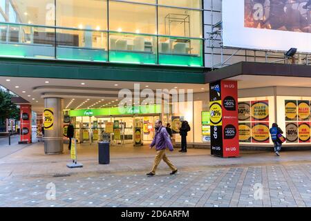 Dortmund, NRW, Allemagne. 15 octobre 2020. Le grand magasin Galeria Kaufhof de Westenhellweg, qui fait partie de la chaîne de magasins fusionnée Galeria Karstadt Kaufhof, a fermé ses portes 3 jours avant sa fermeture. Plus de 60 grands grands magasins traditionnels ferment leurs portes, y compris ce magasin à Dortmund et le magasin du siège social de Karstadt à Essen. La chaîne bien connue est aux prises avec l'incertitude économique dans la grande rue et maintenant les pertes liées au coronavirus. Credit: Imagetraceur/Alamy Live News Banque D'Images