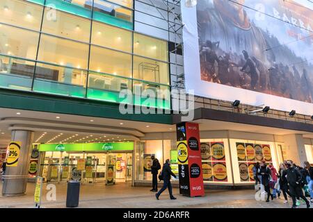 Dortmund, NRW, Allemagne. 15 octobre 2020. Le grand magasin Galeria Kaufhof de Westenhellweg, qui fait partie de la chaîne de magasins fusionnée Galeria Karstadt Kaufhof, a fermé ses portes 3 jours avant sa fermeture. Plus de 60 grands grands magasins traditionnels ferment leurs portes, y compris ce magasin à Dortmund et le magasin du siège social de Karstadt à Essen. La chaîne bien connue est aux prises avec l'incertitude économique dans la grande rue et maintenant les pertes liées au coronavirus. Credit: Imagetraceur/Alamy Live News Banque D'Images