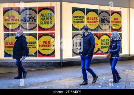 Dortmund, NRW, Allemagne. 15 octobre 2020. Le grand magasin Galeria Kaufhof de Westenhellweg, qui fait partie de la chaîne de magasins fusionnée Galeria Karstadt Kaufhof, a fermé ses portes 3 jours avant sa fermeture. Plus de 60 grands grands magasins traditionnels ferment leurs portes, y compris ce magasin à Dortmund et le magasin du siège social de Karstadt à Essen. La chaîne bien connue est aux prises avec l'incertitude économique dans la grande rue et maintenant les pertes liées au coronavirus. Credit: Imagetraceur/Alamy Live News Banque D'Images