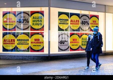 Dortmund, NRW, Allemagne. 15 octobre 2020. Le grand magasin Galeria Kaufhof de Westenhellweg, qui fait partie de la chaîne de magasins fusionnée Galeria Karstadt Kaufhof, a fermé ses portes 3 jours avant sa fermeture. Plus de 60 grands grands magasins traditionnels ferment leurs portes, y compris ce magasin à Dortmund et le magasin du siège social de Karstadt à Essen. La chaîne bien connue est aux prises avec l'incertitude économique dans la grande rue et maintenant les pertes liées au coronavirus. Credit: Imagetraceur/Alamy Live News Banque D'Images