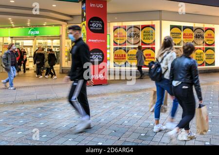 Dortmund, NRW, Allemagne. 15 octobre 2020. Le grand magasin Galeria Kaufhof de Westenhellweg, qui fait partie de la chaîne de magasins fusionnée Galeria Karstadt Kaufhof, a fermé ses portes 3 jours avant sa fermeture. Plus de 60 grands grands magasins traditionnels ferment leurs portes, y compris ce magasin à Dortmund et le magasin du siège social de Karstadt à Essen. La chaîne bien connue est aux prises avec l'incertitude économique dans la grande rue et maintenant les pertes liées au coronavirus. Credit: Imagetraceur/Alamy Live News Banque D'Images