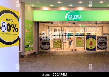 Dortmund, NRW, Allemagne. 15 octobre 2020. L'entrée du magasin semble déserte. Le département Galeria Kaufhof de Westenhellweg, qui fait partie de la chaîne de magasins fusionnée Galeria Karstadt Kaufhof, a conclu une vente 3 jours avant sa fermeture pour de bon. Plus de 60 grands magasins traditionnels ferment leurs portes, y compris ce magasin en Allemagne et les deux magasins du siège de Karstadt à Essen. La chaîne est aux prises avec l'incertitude économique dans la grande rue et maintenant les pertes liées au coronavirus. Credit: Imagetraceur/Alamy Live News Banque D'Images