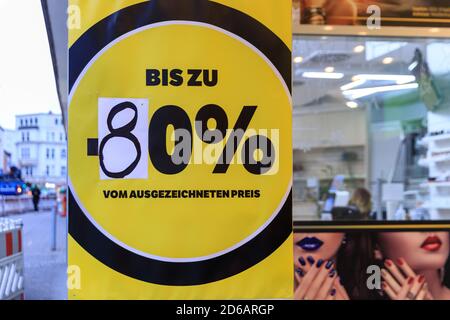 Dortmund, NRW, Allemagne. 15 octobre 2020. Jusqu'à 80 % de réduction sont réduits. Le grand magasin Galeria Kaufhof de Westenhellweg, qui fait partie de la chaîne de magasins fusionnée Galeria Karstadt Kaufhof, a fermé ses portes 3 jours avant sa fermeture. Plus de 60 grands magasins traditionnels ferment leurs portes, y compris ce magasin en Allemagne et les deux magasins du siège de Karstadt à Essen. La chaîne est aux prises avec l'incertitude économique dans la grande rue et maintenant les pertes liées au coronavirus. Credit: Imagetraceur/Alamy Live News Banque D'Images